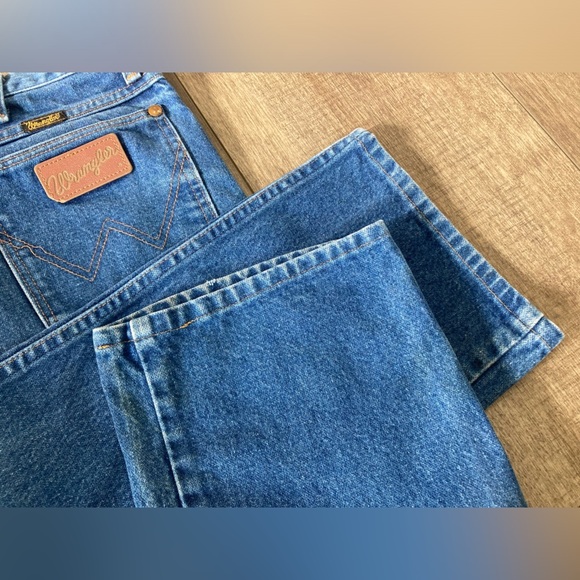Wrangler cowboy cut jeans. Fits like 30/32 waist - Picture 5 of 6